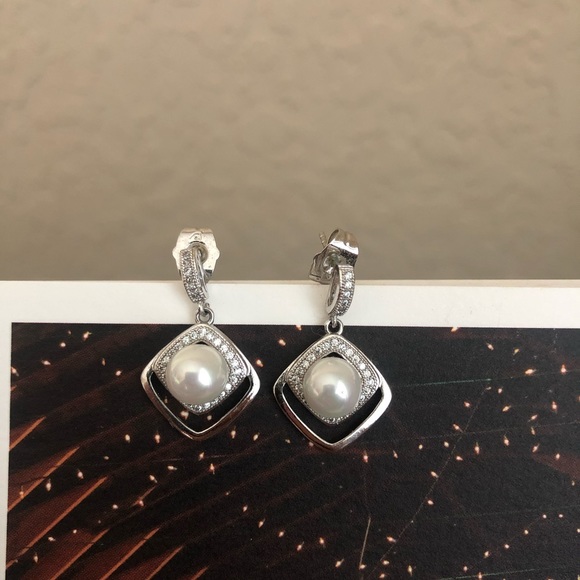 ⬇️✨ Gorgeous Pearl Earrings ✨ - Picture 7 of 7